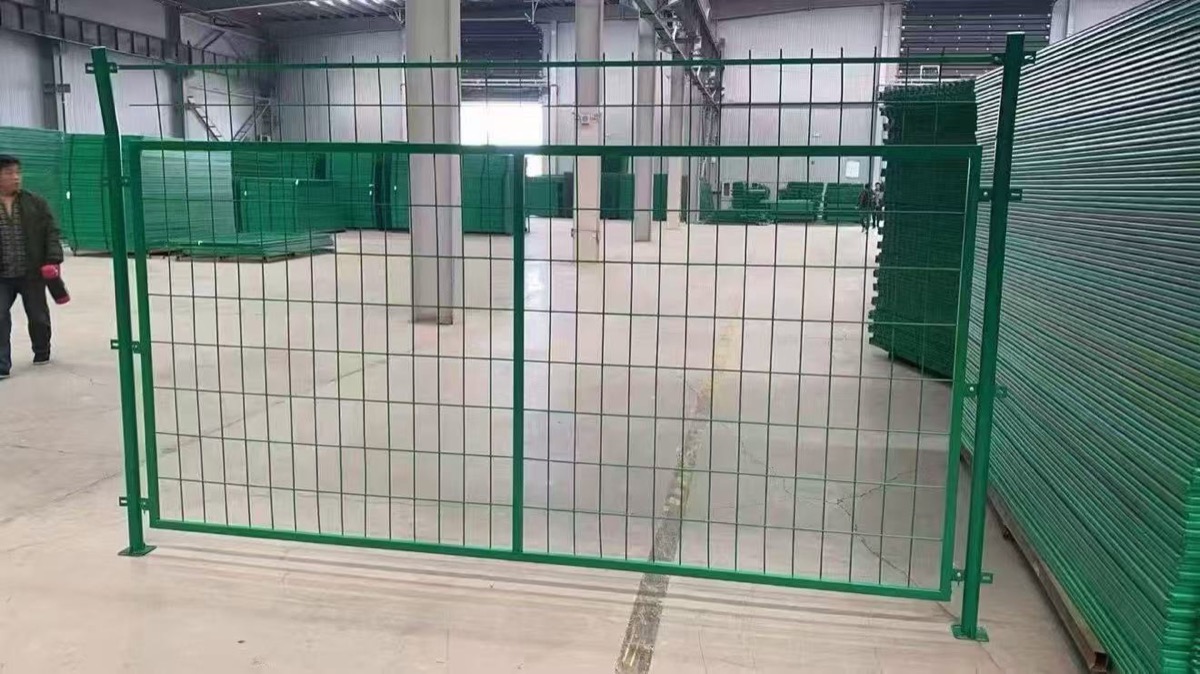 双边丝护栏网整体展示图