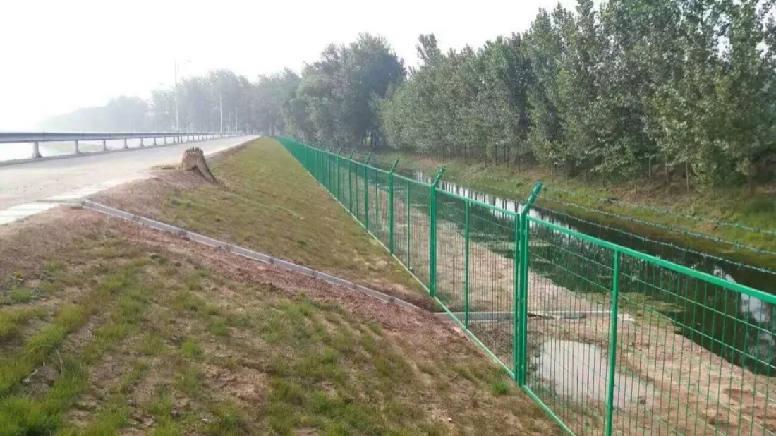 高速公路护栏网与防抛网应用实拍